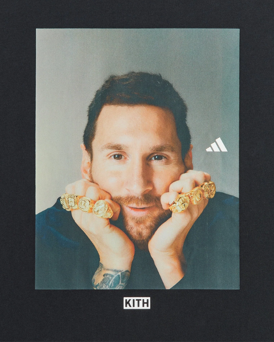 Detalle del gráfico frontal de Leo Messi en la camiseta negra Kith x adidas Football