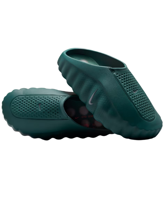 Vista lateral de las Nike Mind 001 Slate Marine con silueta mule y estética techwear