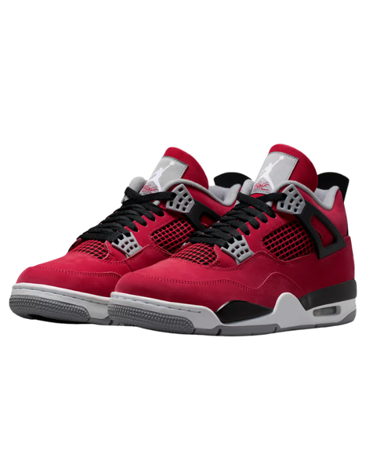 Vista angular de las Air Jordan 4 Toro Bravo con color rojo intenso, paneles de malla y detalles Cement Grey