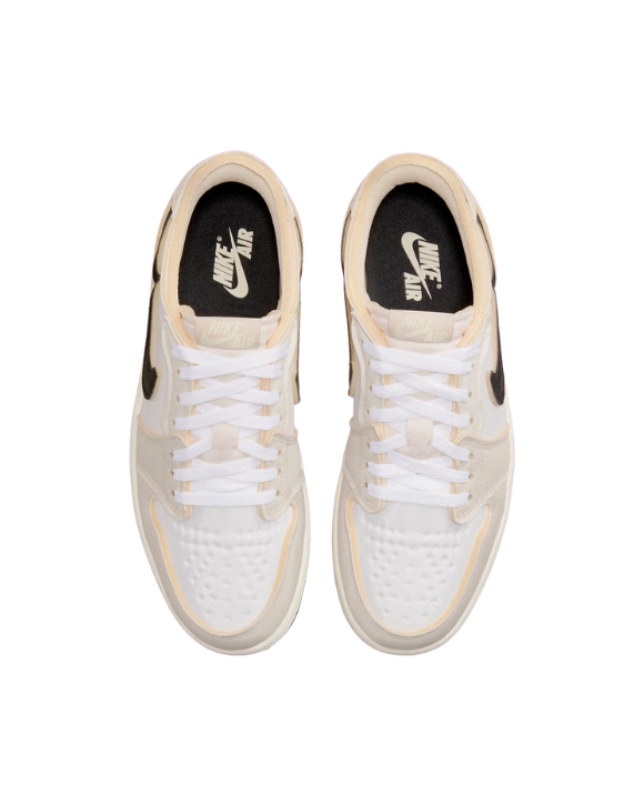 Vista cenital de las Air Jordan 1 Low OG EX Coconut Milk con tonos neutros y estética deconstruida