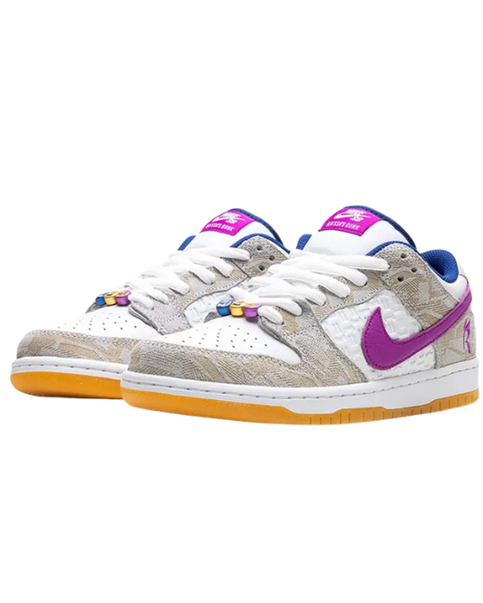 Nike SB Dunk Low Rayssa Leal con detalles morados y azules