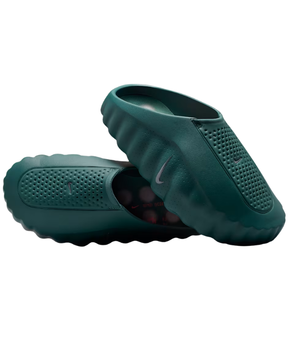 Vista lateral de las Nike Mind 001 Slate Marine con silueta mule y estética techwear