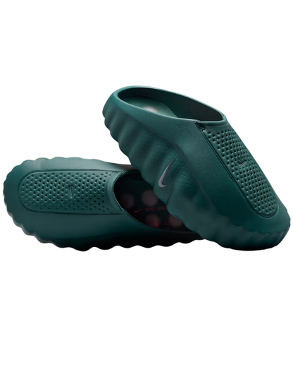 Vista lateral de las Nike Mind 001 Slate Marine con silueta mule y estética techwear