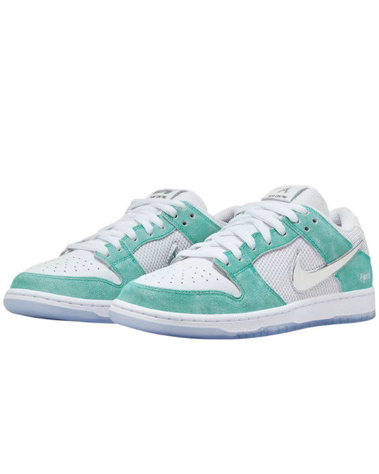 Detalle de las Nike SB Dunk Low April Skateboards con Swoosh Metallic Silver