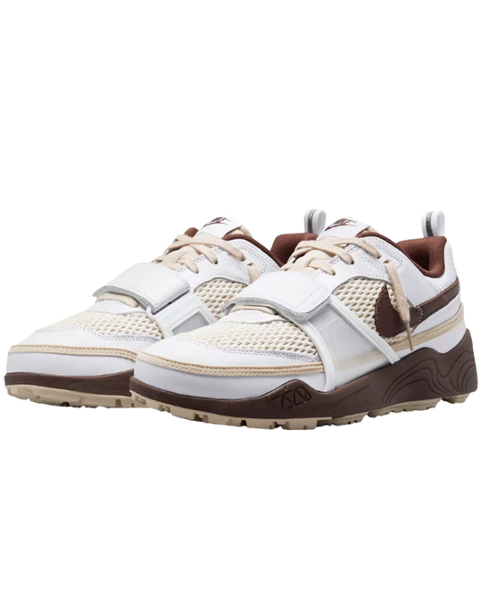Detalle de las Nike Zoom Field Jaxx Travis Scott Light Chocolate con correa superior