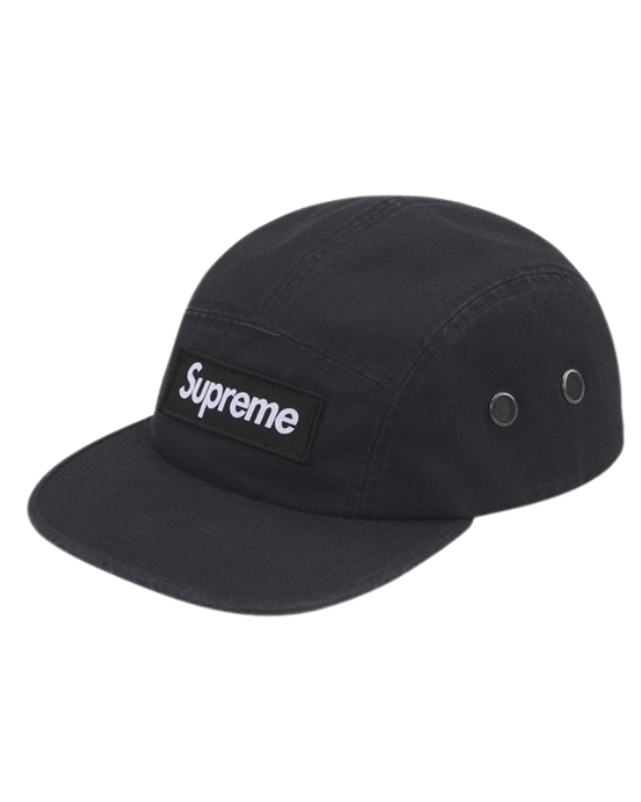 Detalle frontal de la Supreme Military Camp Cap Black con diseño negro y estética streetwear