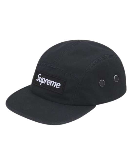 Detalle frontal de la Supreme Military Camp Cap Black con diseño negro y estética streetwear