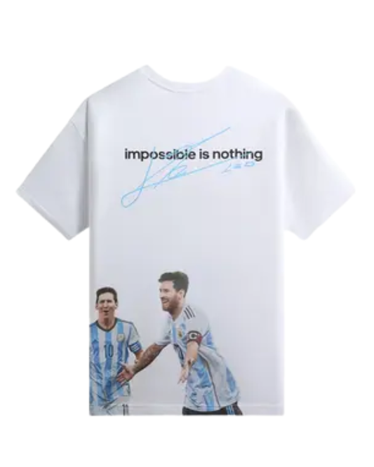 Detalle del estampado trasero con diferentes imágenes de Messi, camiseta de Argentina y logos de Kith y adidas