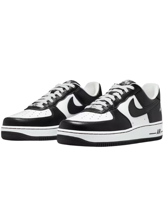 Vista lateral de las Nike Air Force 1 Terror Squad Blackout con paneles negros y base blanca