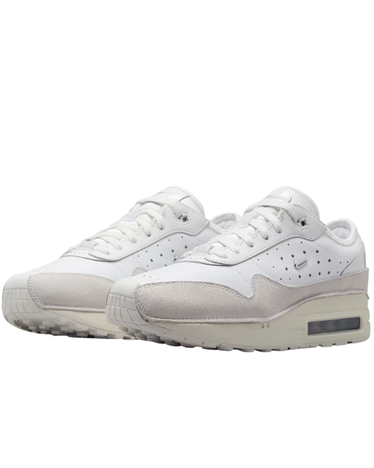 Vista lateral de las Nike Air Max 1 Jacquemus Summit White con tonos blancos y detalles Metallic Silver
