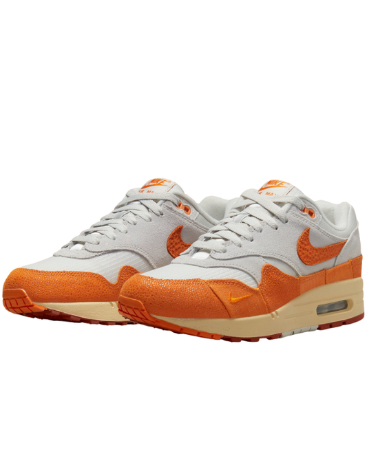 Detalle lateral de las Nike Air Max 1 Master Magma Orange (W) con Swoosh naranja y paneles texturizados de inspiración Air Max