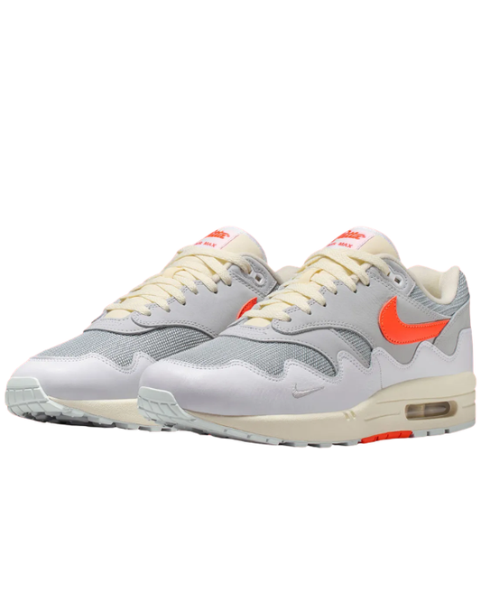 Nike Air Max 1 Patta Waves White Hyper Crimson con mudguard ondulado y detalles naranja