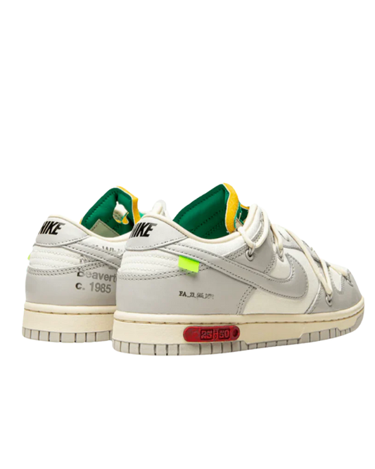 Vista lateral de las Nike Dunk Low Off-White Lot 25 con cordones superpuestos y placa Lot 25 of 50