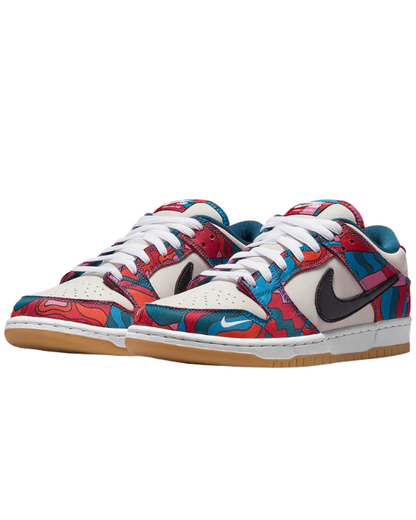 Vista lateral de las Nike SB Dunk Low Parra con Swoosh en tonos rosa rojo y azul