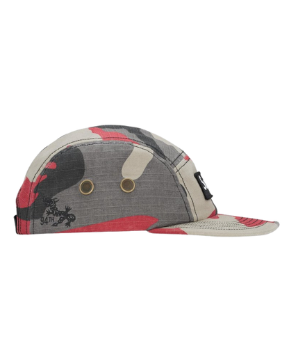 Detalle lateral de la Supreme Military Camp Cap Red Camo con estampado militar rojo