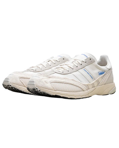 Vista lateral de las adidas Adizero SL 72 Bad Bunny Off White con tonos crema y estética running retro