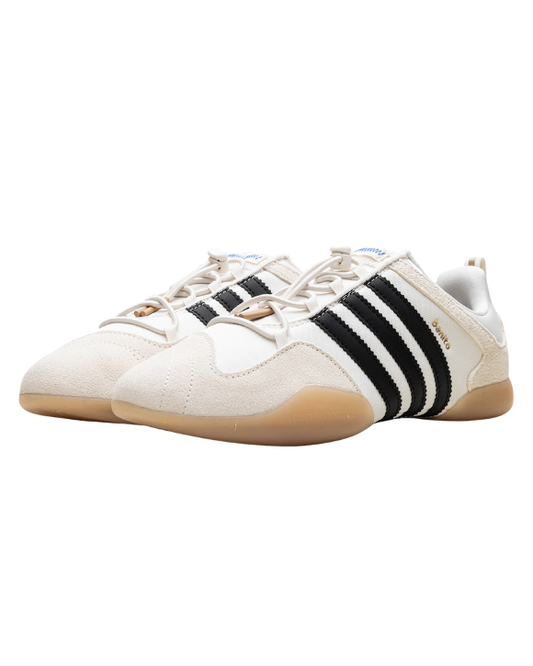 Vista lateral de las adidas Ballerina x Bad Bunny Off White con silueta estilizada y estética ballet