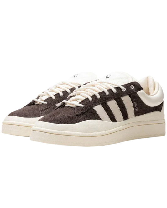Vista lateral de las adidas Campus Bad Bunny The Last Campus con color Deep Brown, detalles Chalk y acentos rosas