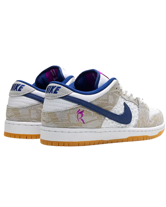Detalle de las Nike SB Dunk Low Rayssa Leal con gráficos smiley
