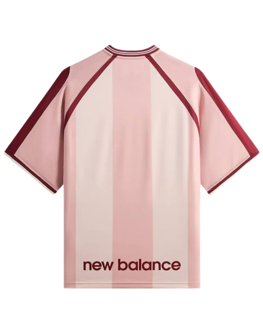 Vista trasera de la Kith x New Balance Mesh Kayce Jersey Dusty Lilac con artwork estampado y diseño deportivo en mesh.