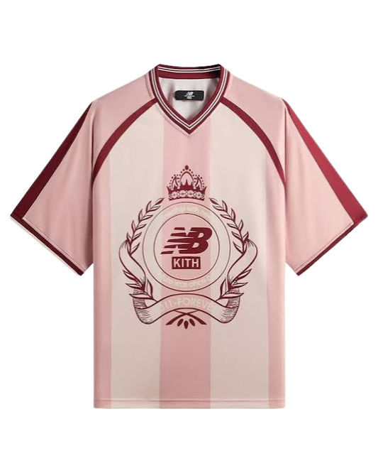 Kith x New Balance Mesh Kayce Jersey Dusty Lilac en vista frontal con rayas all over, artwork estampado y color lilac suave.