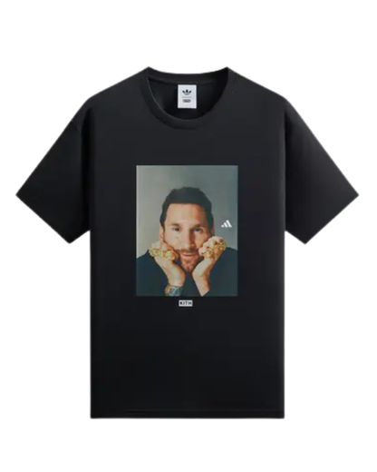 Camiseta Kith x adidas Messi Football Graphic Tee Black con gráfico frontal sobre base negra