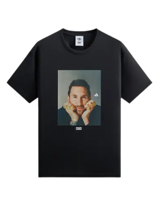 Camiseta negra Kith x adidas Messi Football Graphic Tee con estampado de Leo Messi en la parte frontal
