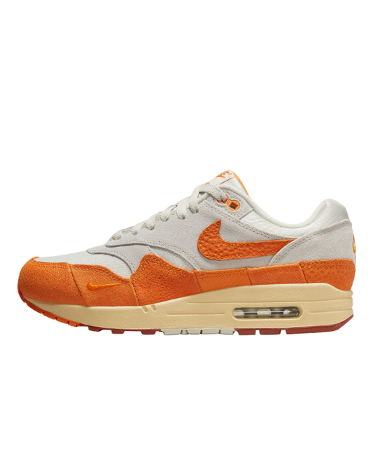 Nike Air Max 1 Master Magma Orange (W) en tonos Light Bone, Magma Orange y Neutral Grey con cámara Air visible