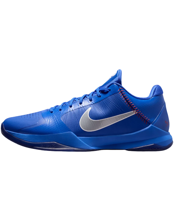 Detalle lateral de las Nike Kobe 5 Protro Dodgers con Swoosh gris y costuras rojas inspiradas en una pelota de béisbol.