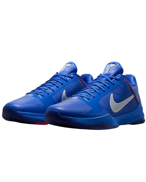 Nike Kobe 5 Protro Dodgers en azul Hyper Royal con Swoosh gris y detalles blancos y rojos.