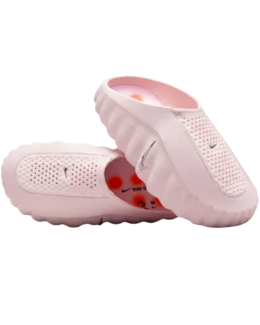 Vista lateral y superior de la Nike Mind 001 Pearl Pink con silueta envolvente, branding Nike y estética futurista.