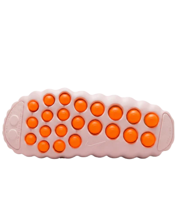 Detalle de la suela de la Nike Mind 001 Pearl Pink con nodos de gran tamaño pensados para estimular la sensación bajo el pie.