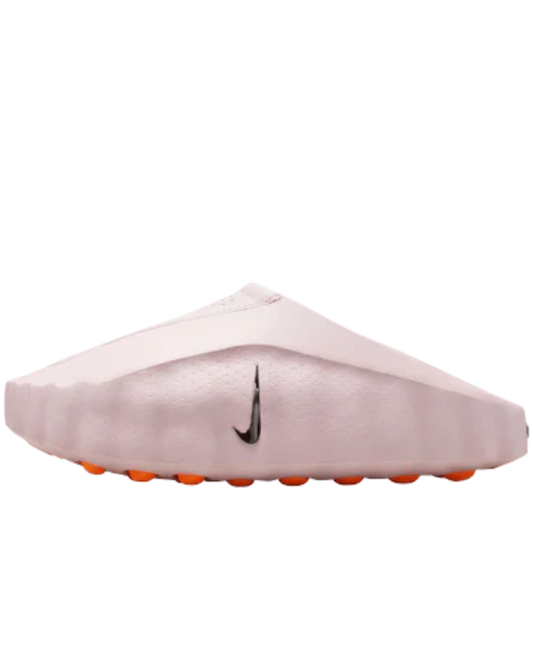 Nike Mind 001 Pearl Pink para mujer en vista principal con diseño tipo slide, acabado rosa suave y detalles Hyper Crimson.