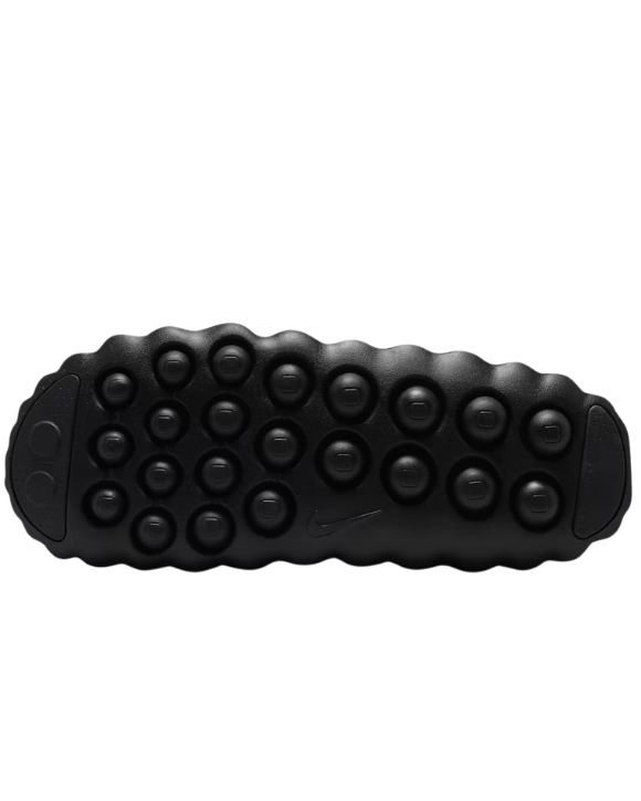Detalle de la suela de la Nike Mind 001 Triple Black con nodos de espuma bajo el pie