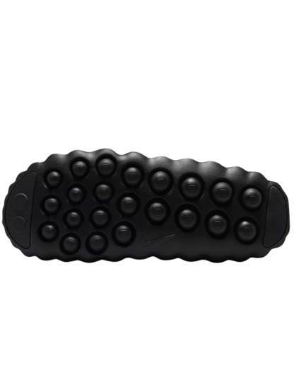 Detalle de la suela de la Nike Mind 001 Triple Black con nodos de espuma bajo el pie