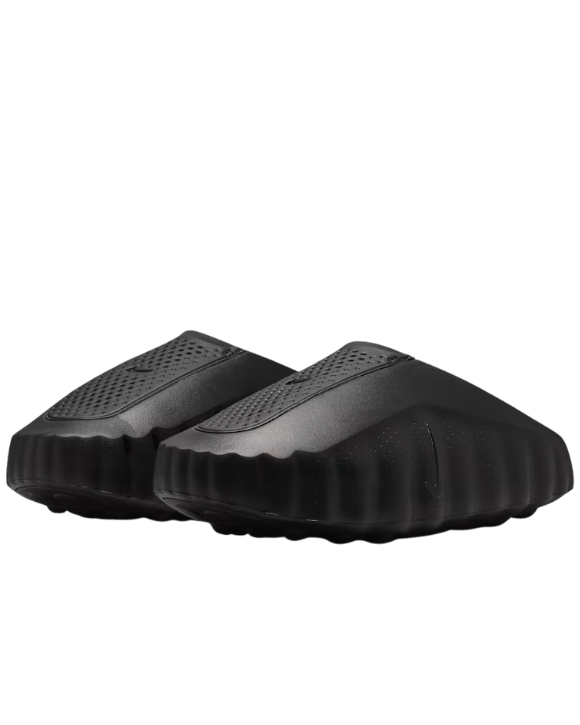 Vista lateral de la Nike Mind 001 Triple Black con upper negro slip-on y silueta experimental
