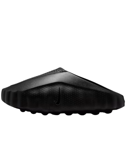 Nike Mind 001 Triple Black en color negro con diseño mule futurista y suela con nodos visibles