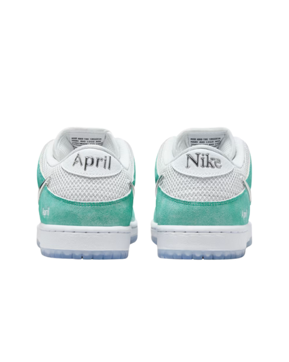 Vista trasera de las Nike SB Dunk Low April Skateboards Turbo Green