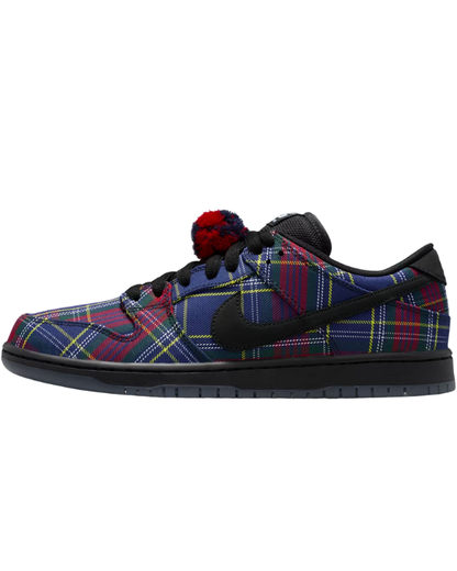 Nike SB Dunk Low Nardwuar Tartan vista lateral con patrón multicolor