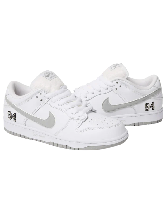 Nike SB Dunk Low Supreme 94 White Metallic Silver vista lateral