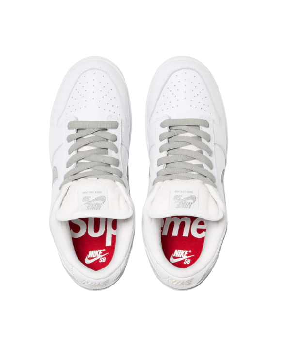 Vista superior de las Nike SB Dunk Low Supreme 94 White Metallic Silver en blanco y plateado