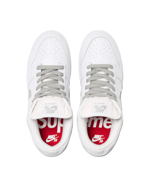 Vista superior de las Nike SB Dunk Low Supreme 94 White Metallic Silver en blanco y plateado