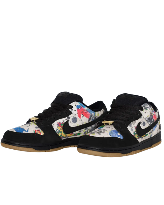 Vista superior de las Nike SB Dunk Low Supreme Rammellzee con paneles negros y estampado Rammellzee