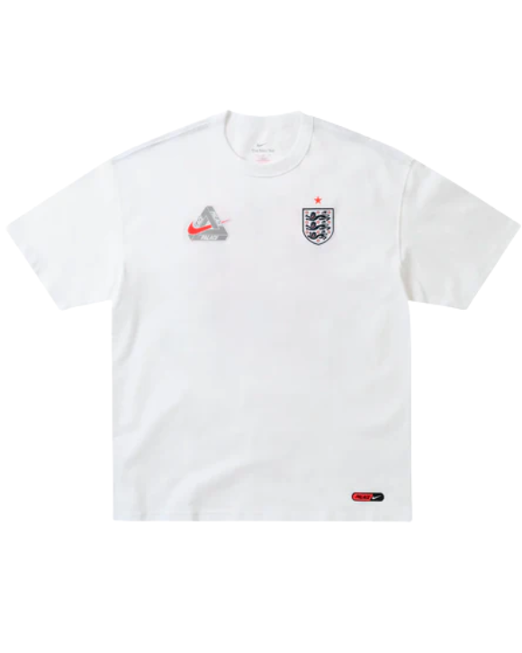 Vista frontal de la camiseta Palace x Nike England Tee White con escudo de England y logos colaborativos en el pecho
