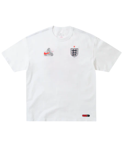 Vista frontal de la camiseta Palace x Nike England Tee White con escudo de England y logos colaborativos en el pecho