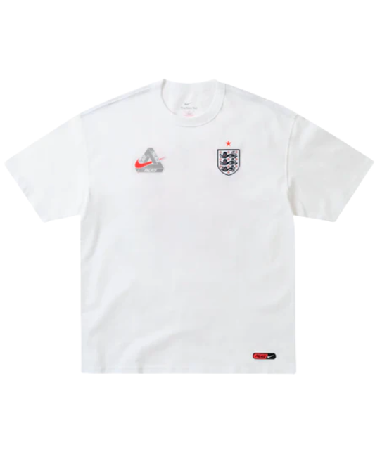 Vista frontal de la camiseta Palace x Nike England Tee White con escudo de England y logos colaborativos en el pecho