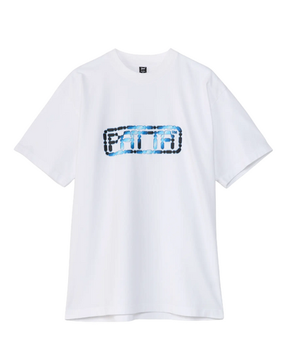 Camiseta Patta Bike Chain Tee blanca con gráfico azul de cadena de bicicleta formando el logo Patta en el pecho.