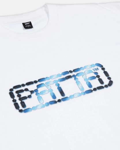 Detalle del logo Patta en tonos azules con diseño de eslabones de cadena sobre el tejido blanco de la camiseta.