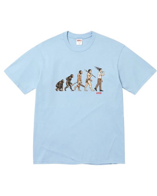 Supreme Evolution Tee Powder Blue camiseta streetwear con gráfico frontal