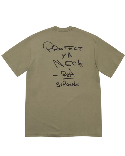 Vista trasera de la camiseta Supreme RZA Photo Tee Khaki con estampado Protect Ya Neck en referencia al clásico de Wu-Tang Clan.